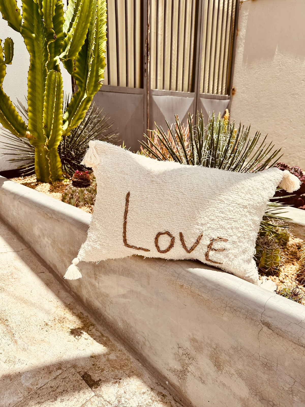 Capa de Almofada Algodão Bordada Love Bege 30x50cm