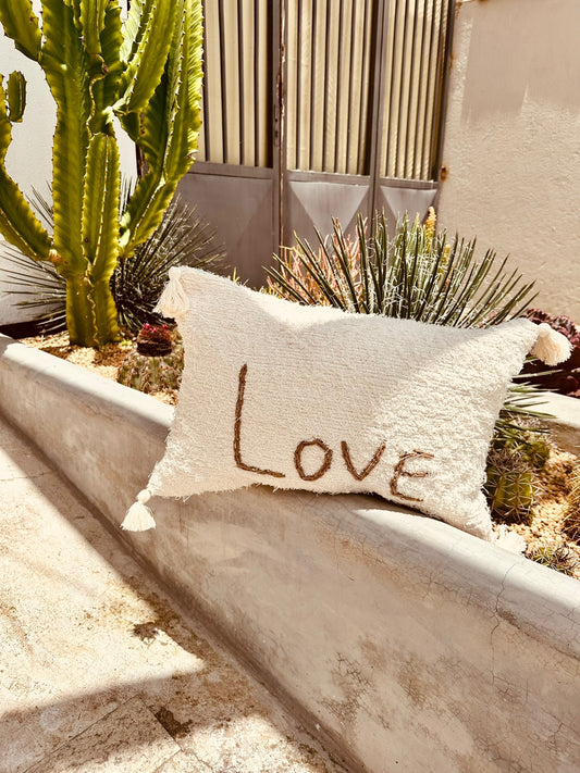 Capa de Almofada Algodão Bordada Love Bege 30x50cm