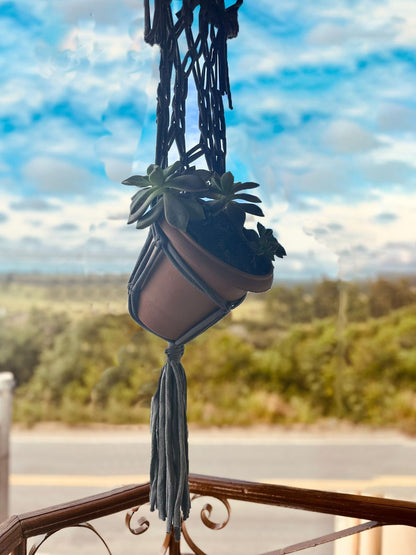 Macramê Malha Um Vaso com Ripa em Madeira Cinza