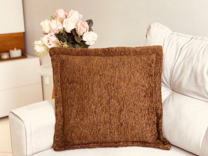 Capa de Almofada em Chenille com Aba Lateral Marrom 45x45