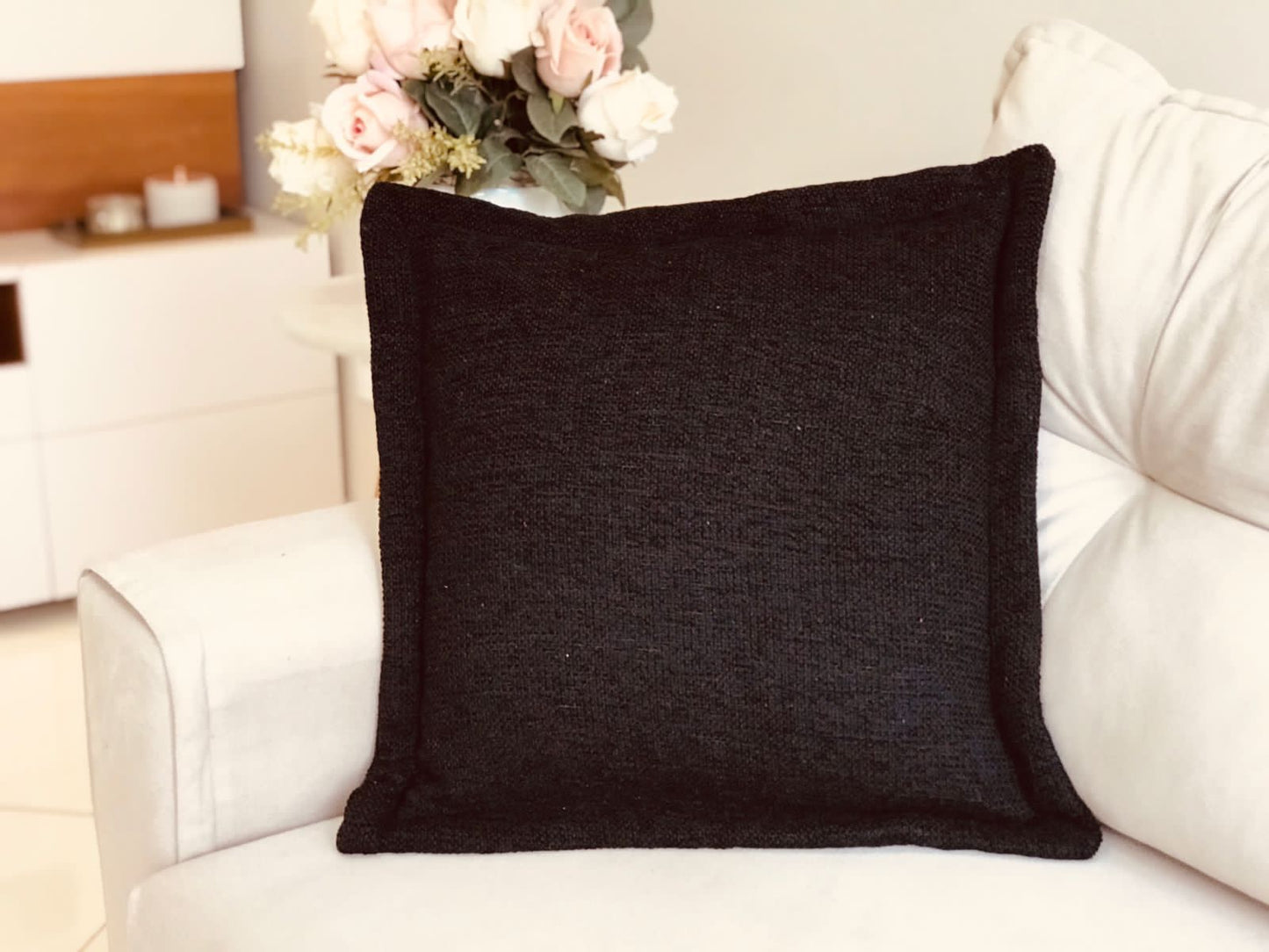 Capa de Almofada em Chenille com Aba Lateral Preto 45x45