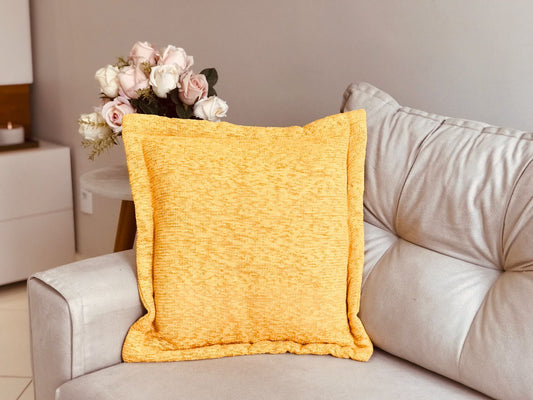 Capa de Almofada em Chenille com Aba Lateral Amarela 45x45