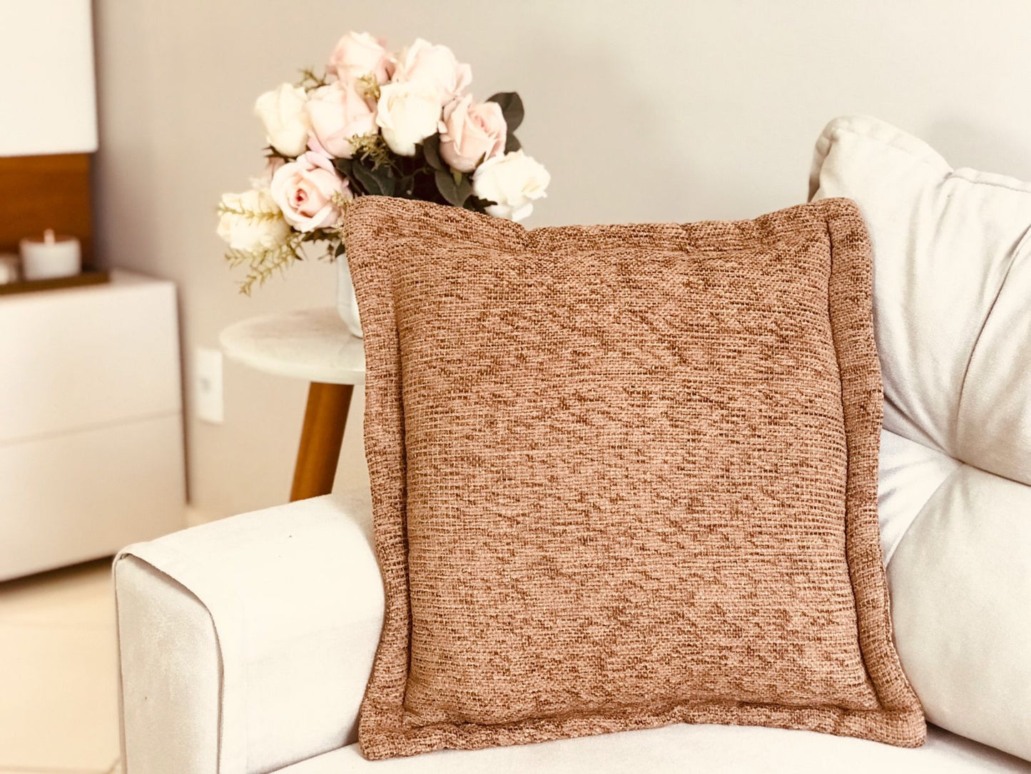 Capa de Almofada em Chenille com Aba Lateral Café com Leite 45x45