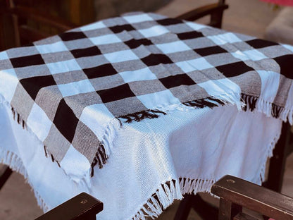 Toalha de Mesa Cobre Lanche com Duas Peças: Lisa Branca e Xadrez Preto e Branco