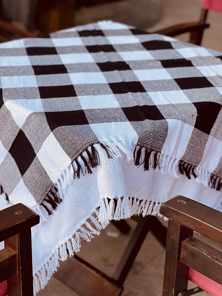 Toalha de Mesa Cobre Lanche com Duas Peças: Lisa Branca e Xadrez Preto e Branco