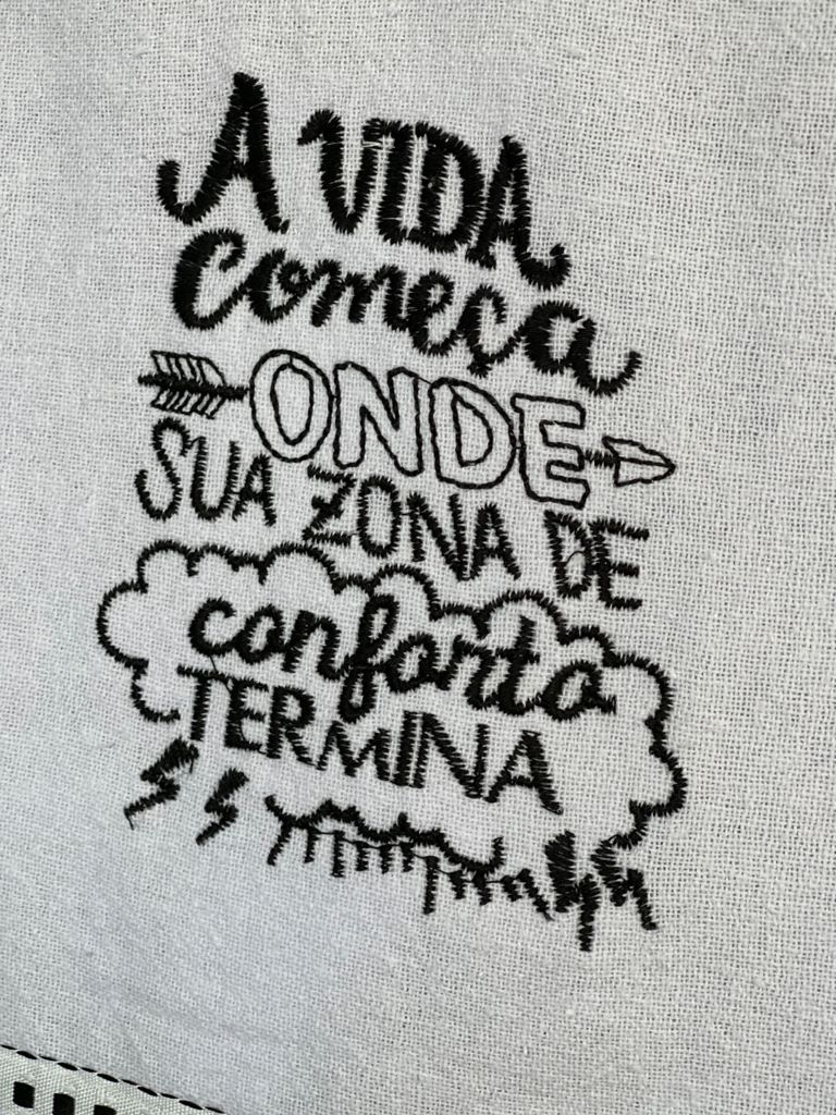 Pano de Prato Frases "A vida começa onde sua zona de conforto termina"