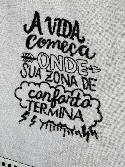 Pano de Prato Frases "A vida começa onde sua zona de conforto termina"